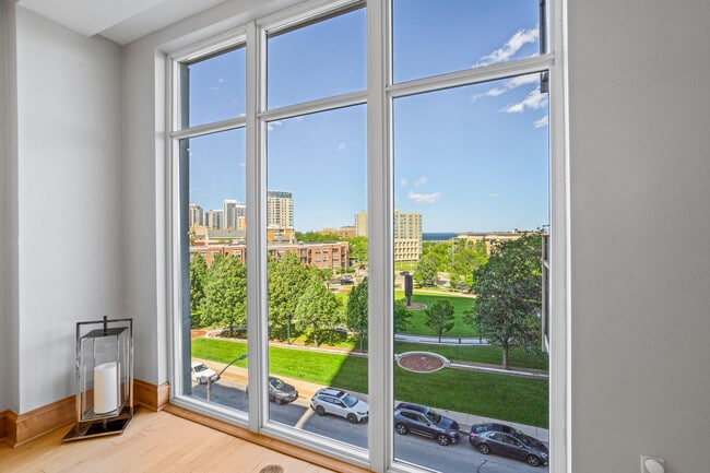 Building Photo - 1313 N Franklin Pl