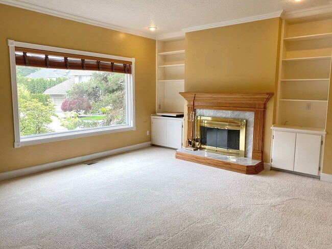 Building Photo - Beautiful custom home in Lakeshore Estates