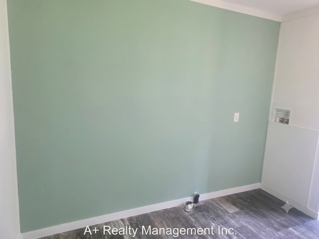 Building Photo - Adorable 3 bedroom 2 bathroom