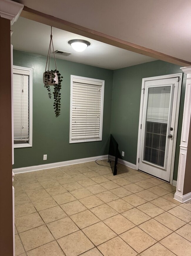 Building Photo - *** Move-in SPECIAL - $2395.00 ***