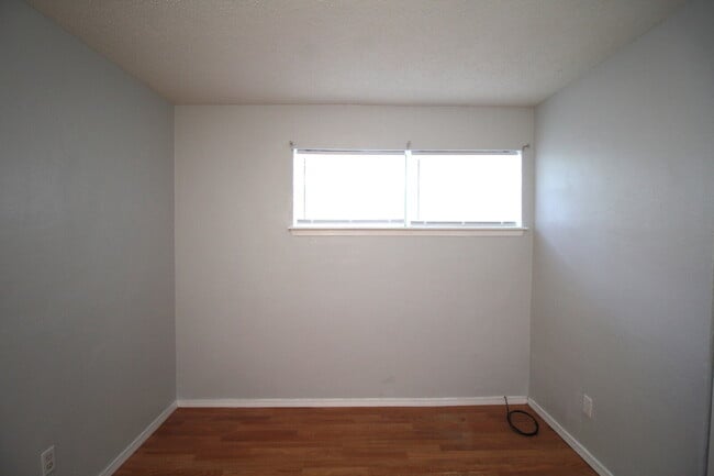 Building Photo - 3BR/2BA Home with Bonus Room & Fenced Yard...