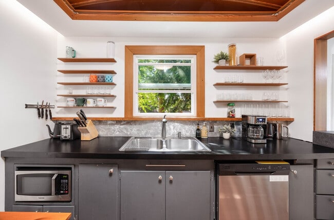 Building Photo - 11520 Roosevelt Way NE