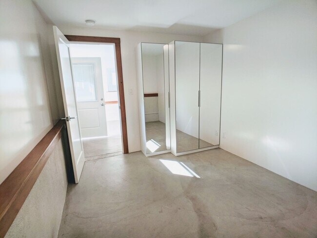 Building Photo - Charming remodeled garden flat with laundry