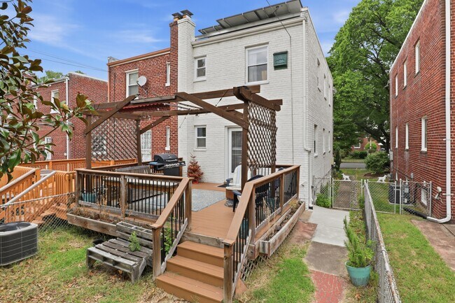 Building Photo - 521 Madison St NE