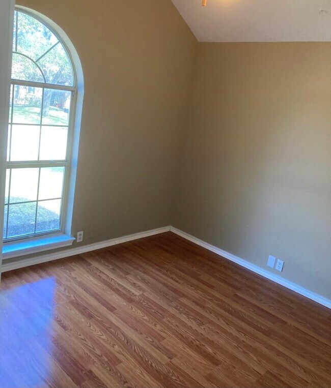 Building Photo - 1115 Hilton Dr