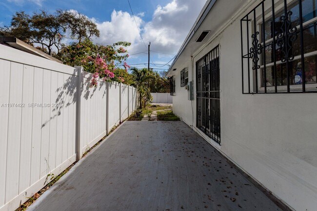 Building Photo - 1301 NE 153rd St