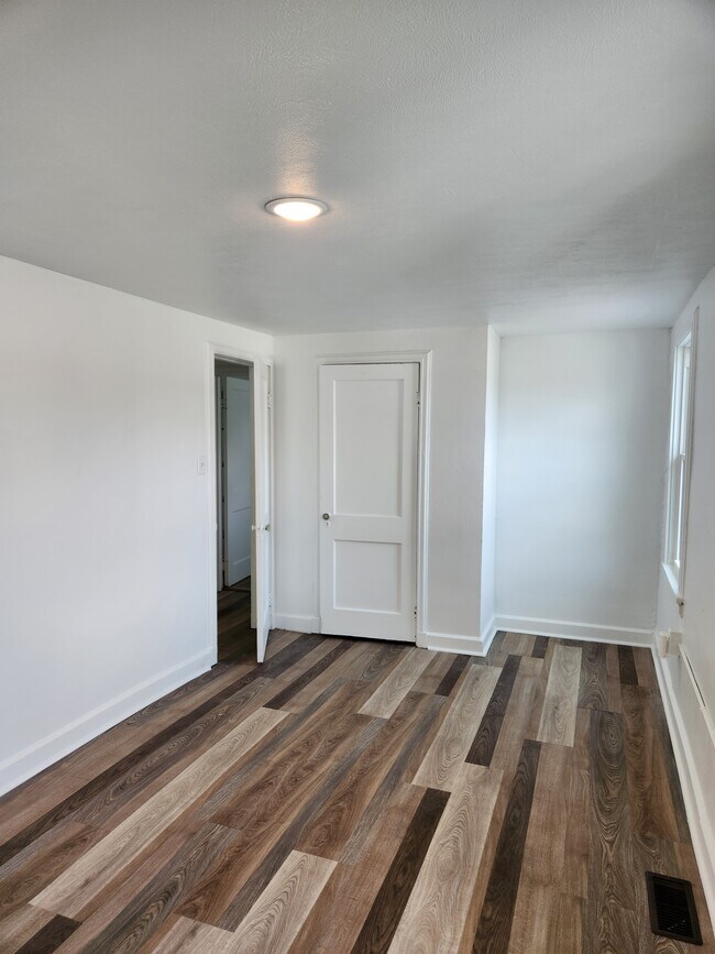 Bedroom (angle 2) - 908 Country Club Rd