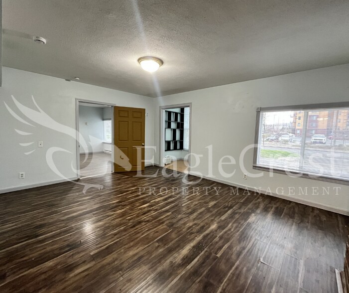 Building Photo - Comfortable 5 Bedroom Home with Modern Touches, Large Bedrooms & Front Porch