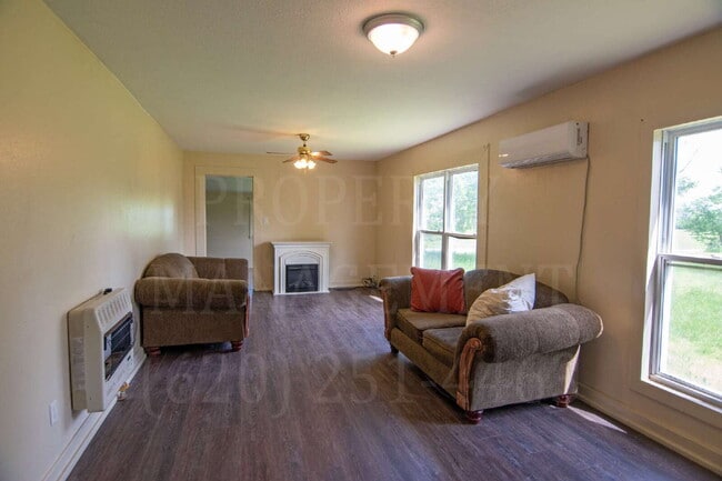 Building Photo - Charming 2-Bedroom 1-Bath + Bonus Room Far...