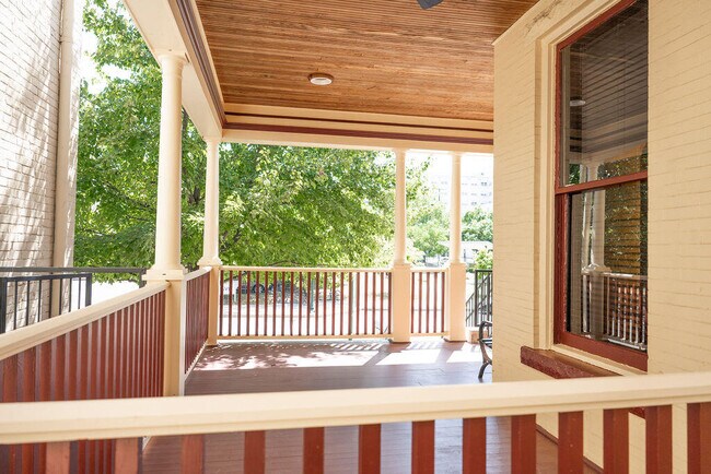 Building Photo - 275 S Limestone