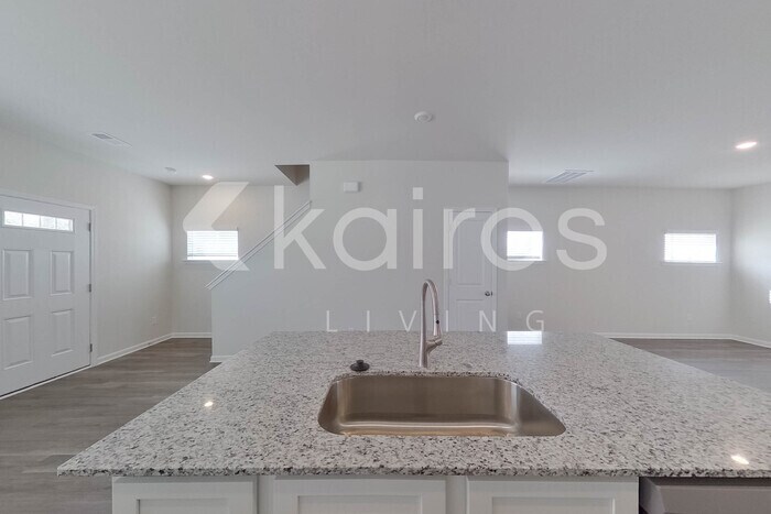Building Photo - 2401 Banyan Cir
