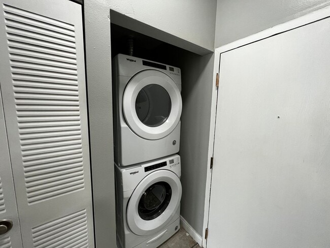 Building Photo - Renovated 2BR | Granite Kitchen | In-Unit Laundry