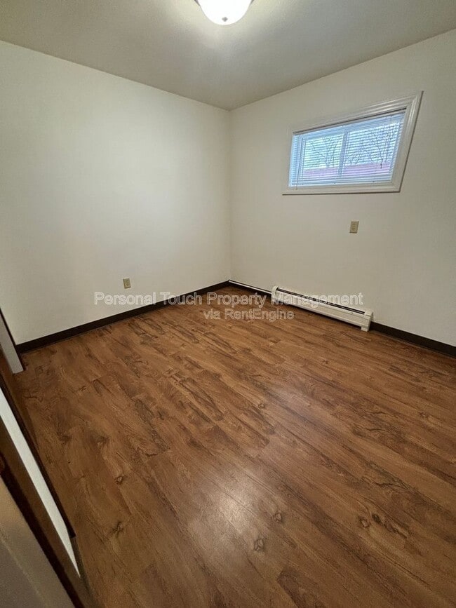 Building Photo - 132 6th Ave N