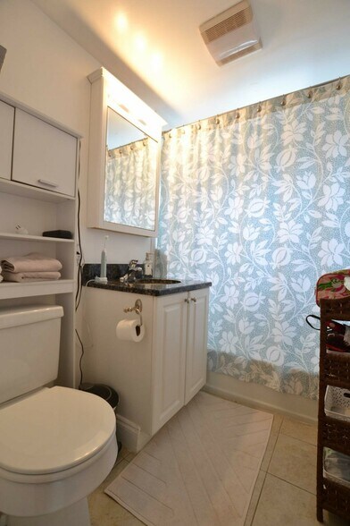 Building Photo - 140 Newton St