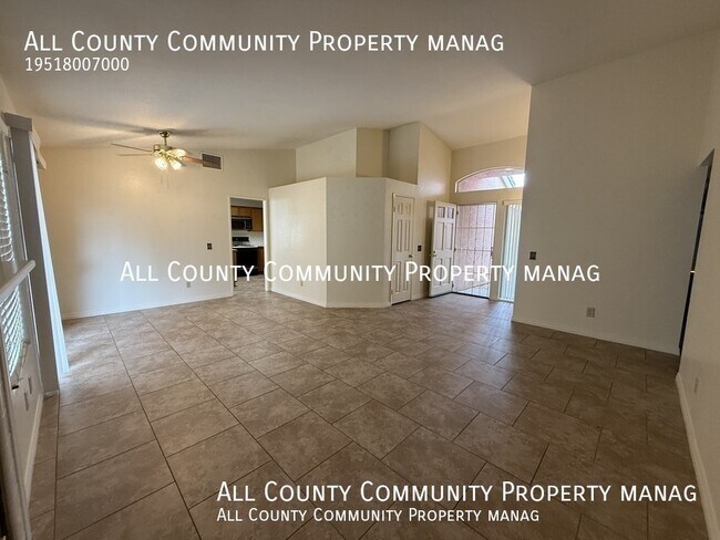 Building Photo - 2277 Oak Ave