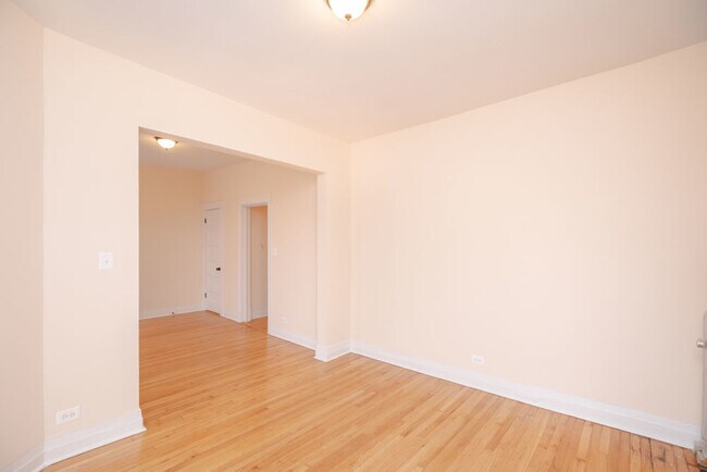 Building Photo - 1530 W Wilson Ave