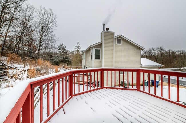 Building Photo - SPACIOUS 3 BEDROOM 2 BATH W/2 CAR GARAGE