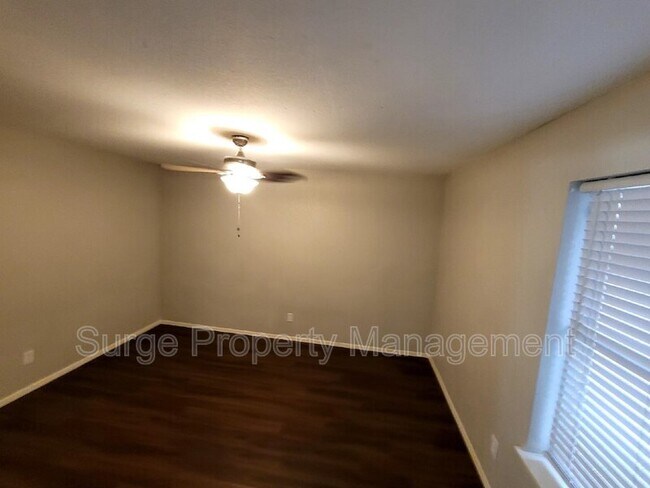 Building Photo - 1122 N Center St