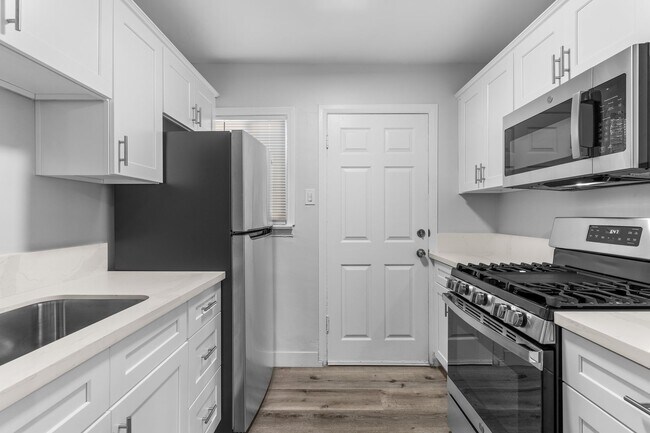 Interior Photo - 2652-2728 E 15th St
