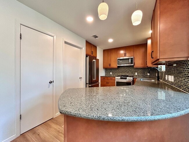 Building Photo - 4 Bed / 2 Bath Home with Covered Porch, Su...