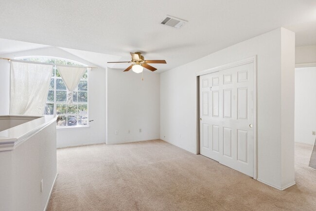 Building Photo - North Austin Three Bedroom Home