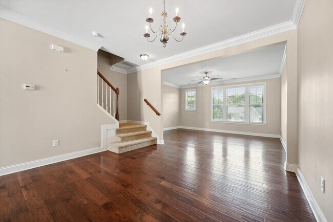 Building Photo - 1359 Town Home Dr