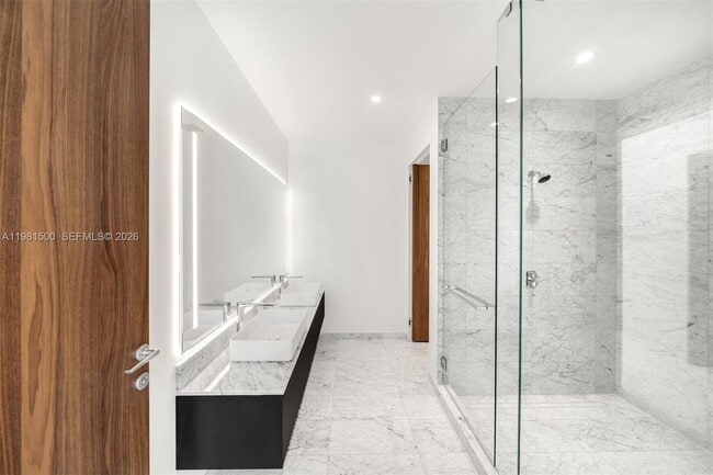 Building Photo - 5 Grove Isle Dr