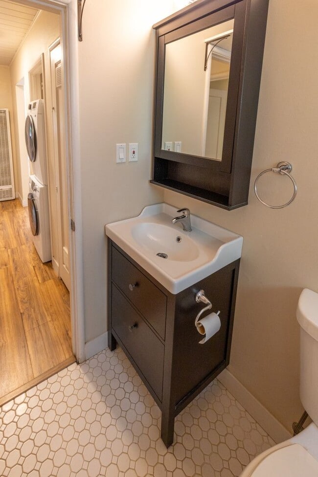 Building Photo - Beautifully updated 2 Bedroom Near Downtown!