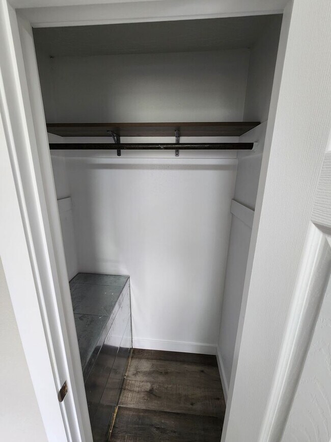 Building Photo - Spacious 2-Bedroom, 1-Bathroom Home AVAILABLE NOW!!