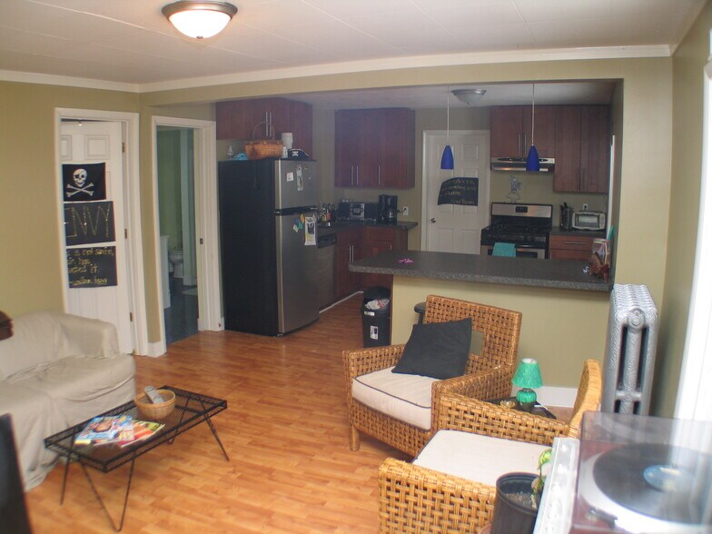 Building Photo - 737 Village St