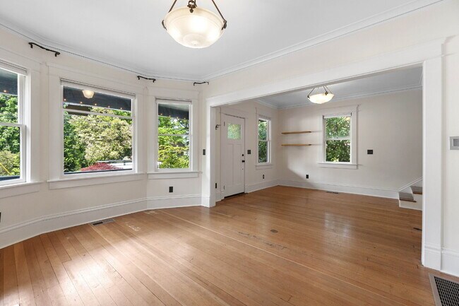 Building Photo - Beautifully Restored 3-Bedroom Home in Historic Section of Oregon City