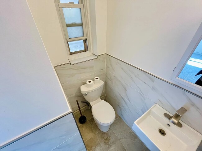 Building Photo - 1080 Rhinelander Ave