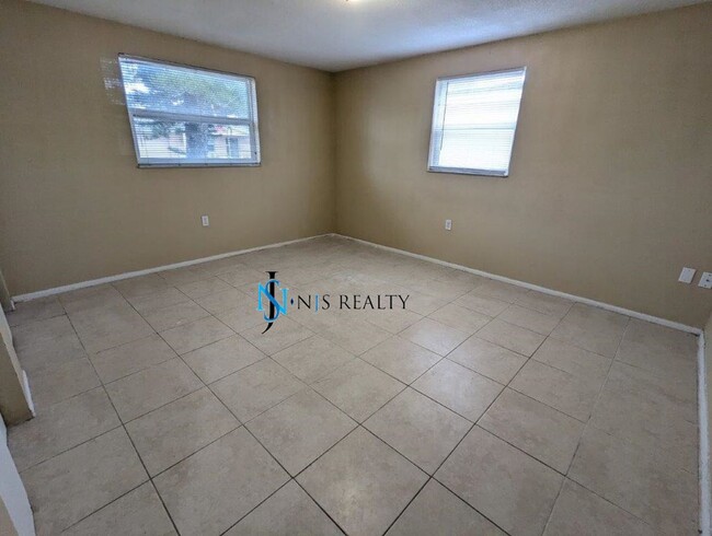 Building Photo - Beautiful 2/1.5/1 1100 Sq. Ft. with all TI...