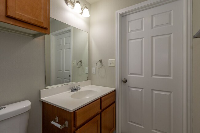 Building Photo - 2 bed, 1 bath in great location - move in ready!