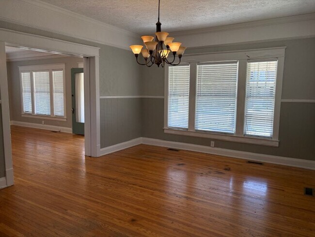 Building Photo - Historic Downtown Murfreesboro TN 3050 SF, 5BR/2BA for rent