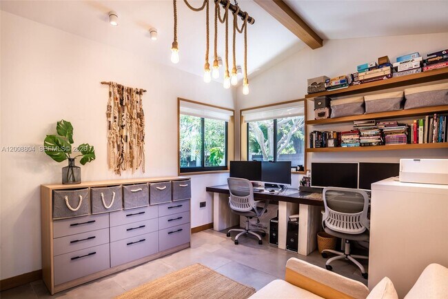 Building Photo - 115 SW 23rd Rd