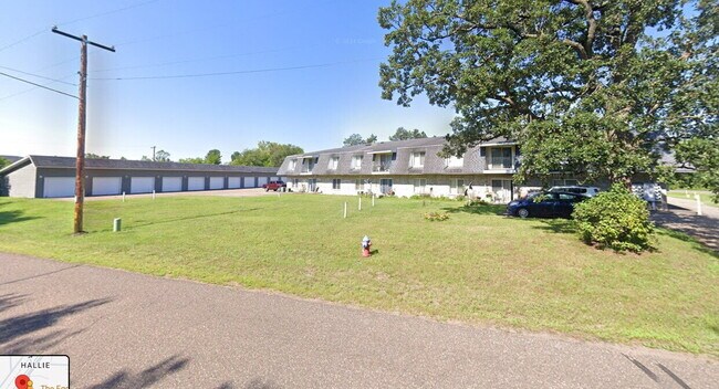 Building Photo - 2 Bedroom, 1 1/2 Bathroom Apartment With A/C & Garage - Available Now!