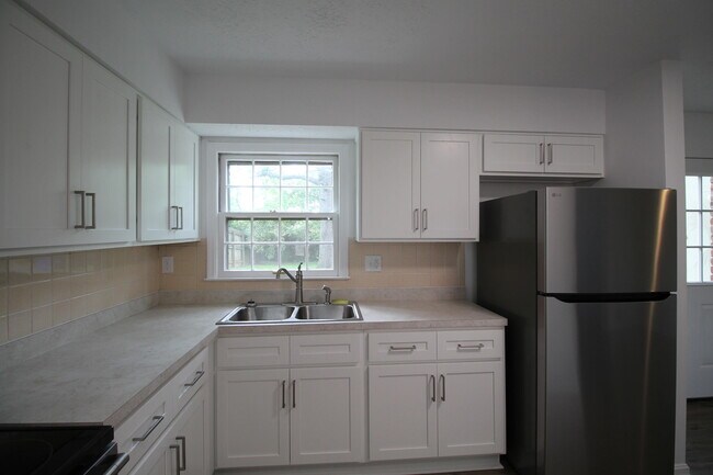 Building Photo - 2015 Garden Springs Dr