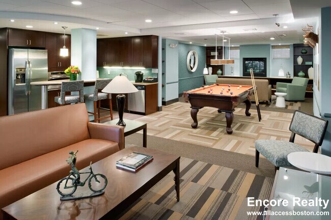 Building Photo - 10 Camelot Ct