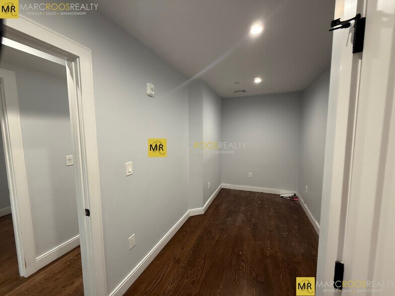 Building Photo - 174 Paris St