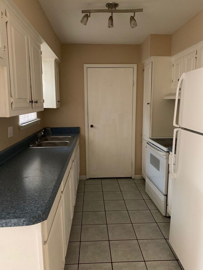 Building Photo - 2 BR 1 BA Condo - Downstairs