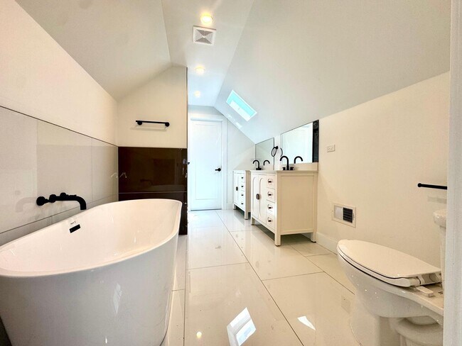 Building Photo - 1709 N Maplewood Ave