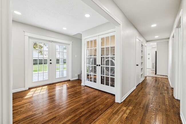 Building Photo - 801 Woodcrest Dr
