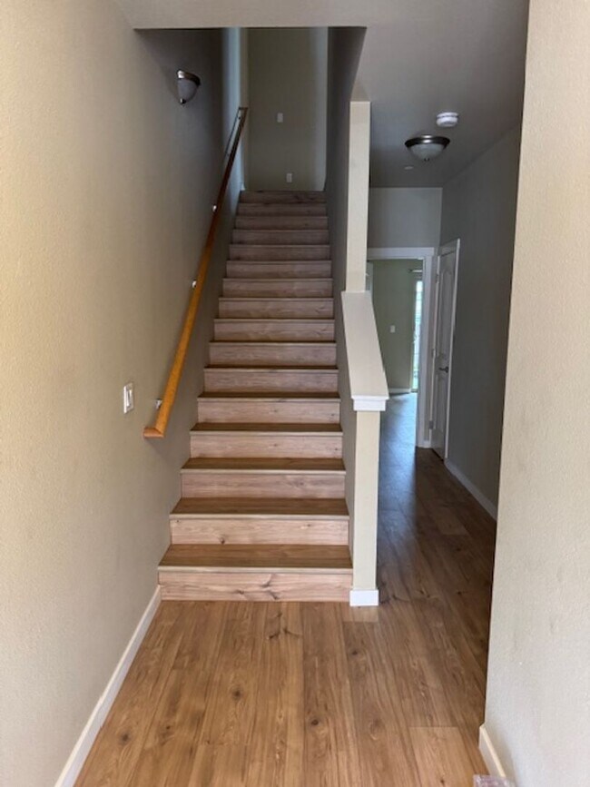 Building Photo - TOWNHOME/ 3 LEVELS W/ FENCED YARD AND GARA...