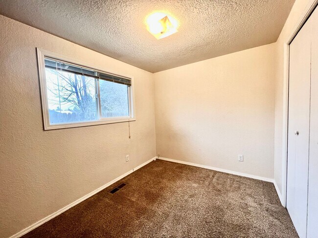 Building Photo - 2816 NE Lapoint Ct