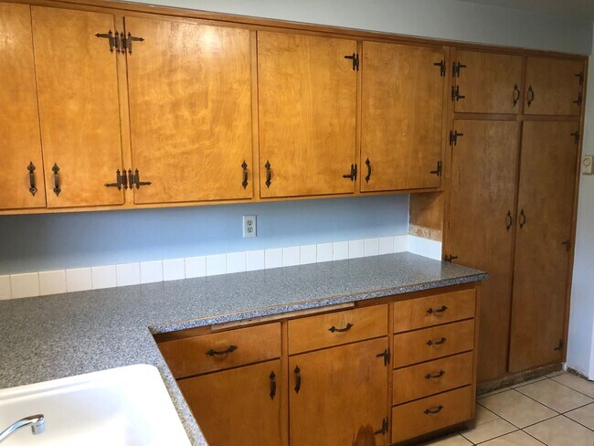 Building Photo - Updated 3 bedroom 1 1/2 bath home with a l...