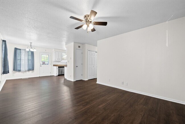 Building Photo - 3 Bedroom Pet Friendly Home For Rent!