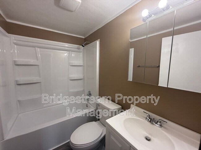 Building Photo - 156 Forest St