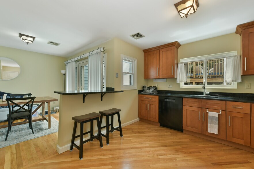 Building Photo - 335 W 4th St