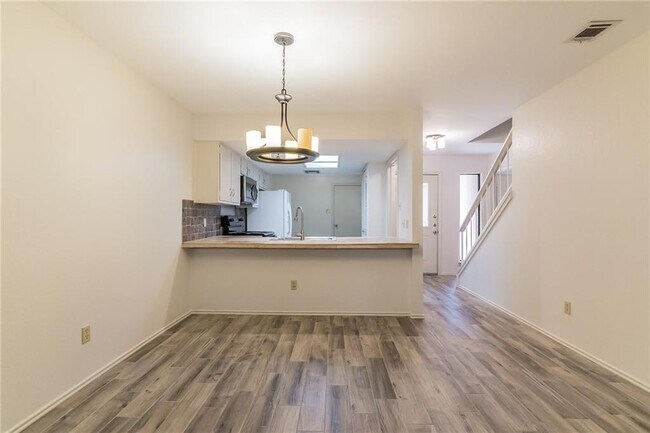 Building Photo - 7211 Lakewood Dr